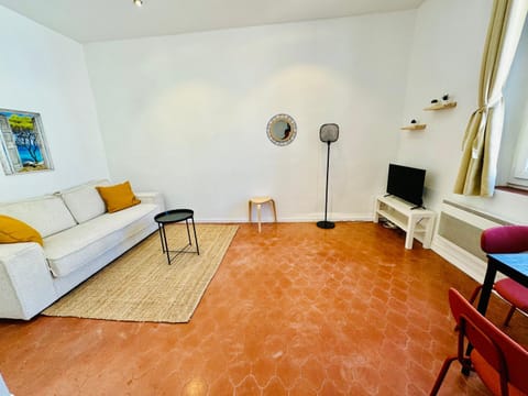 TV and multimedia, Living room, Seating area, Bedroom