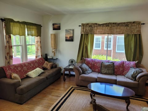 Oscoda Hilltop Haven - Great Location near Beach! House in Oscoda