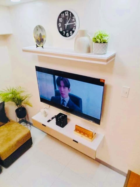 Communal lounge/ TV room, Living room, Seating area, Evening entertainment