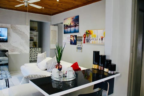 TV and multimedia, Living room, Food and drinks, Seating area, Dining area