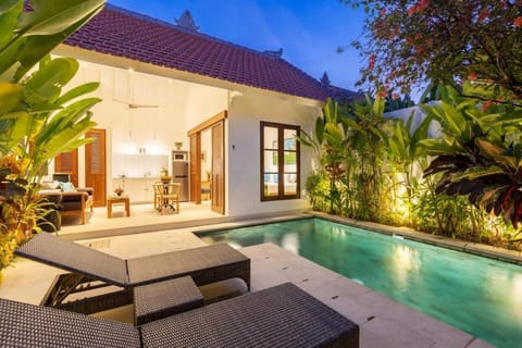 Property building, Patio, Night, Natural landscape, Garden, Living room, Seating area, Garden view, Pool view, Swimming pool, sunbed