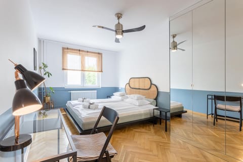 Bed, Photo of the whole room, Seating area, Bedroom, towels