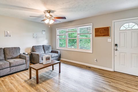 Pinehurst Home with Deck Less Than 2 Mi to Golf Course! House in Pinehurst