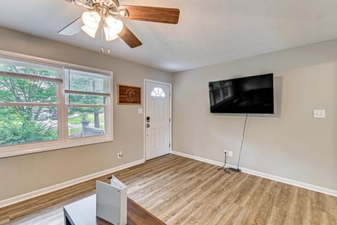 Pinehurst Home with Deck Less Than 2 Mi to Golf Course! House in Pinehurst