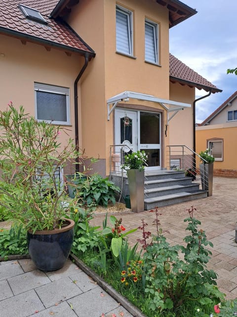 LenaVi's Fewo Nähe Europa Park & Rulantica "3 abgeschlossene Zimmer " Apartment in Lahr