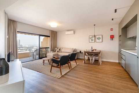 Kitchen or kitchenette, Living room, Seating area, Dining area, air conditioner