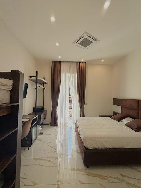 Bed, TV and multimedia, Photo of the whole room, air conditioner