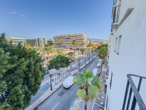 Property building, Day, Neighbourhood, City view, Street view, Location, Parking