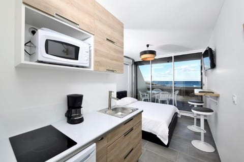 Natural landscape, TV and multimedia, Kitchen or kitchenette, Bedroom, stove