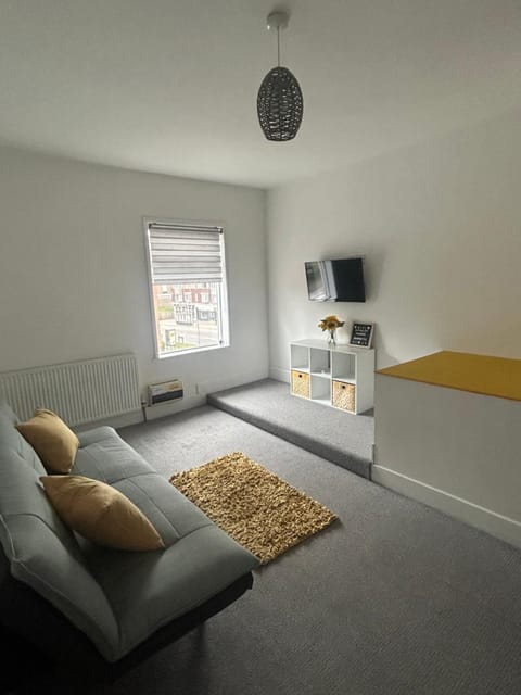 Bed, TV and multimedia, Living room, Photo of the whole room, Seating area