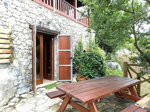 Property building, Patio, Balcony/Terrace, Dining area