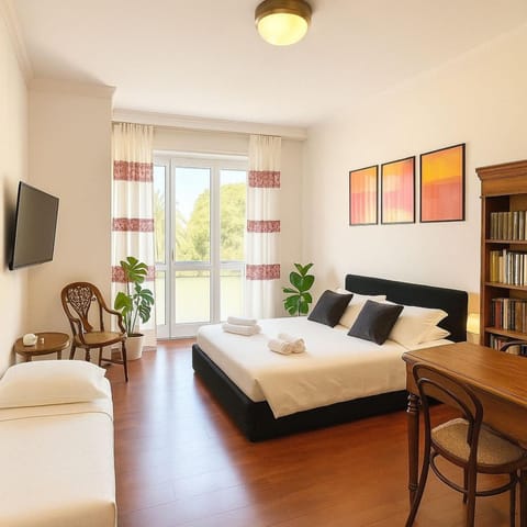 Library, TV and multimedia, Photo of the whole room, Seating area, Bedroom