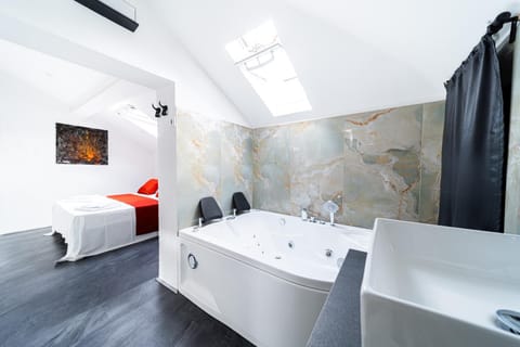 Bed, Hot Tub, Bathroom, Photo of the whole room, Bedroom, Bath, towels