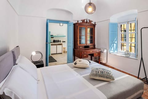 Bed, Kitchen or kitchenette, Decorative detail, Bedroom, air conditioner