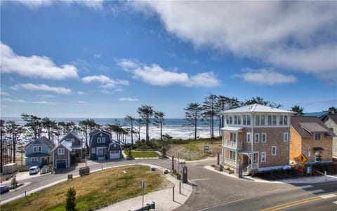 Property building, Day, Neighbourhood, Sea view, Street view, Location