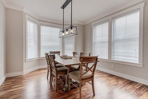 Seating area, Dining area