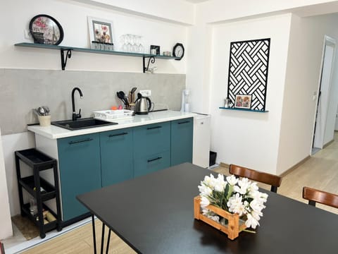 Kitchen or kitchenette, Dining area, minibar, stove