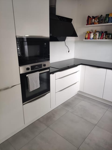 Kitchen or kitchenette, dishwasher, stove