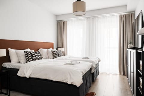 Bed, TV and multimedia, Bedroom, towels