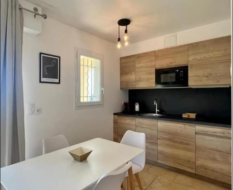 Kitchen or kitchenette, Dining area, stove