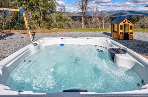 Mountain View House with hot tub, putting green, stunning views House in Oakhurst