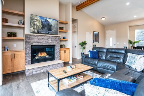 Mountain View House with hot tub, putting green, stunning views House in Oakhurst