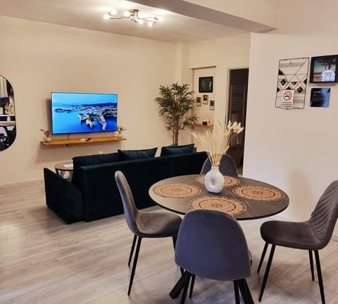 TV and multimedia, Living room, Seating area, Dining area