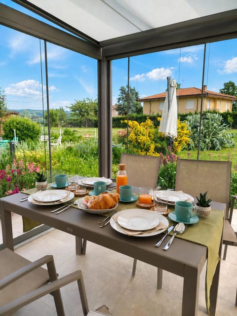 Patio, Day, Garden, View (from property/room), Food and drinks, Dining area, Food, Garden view, Breakfast