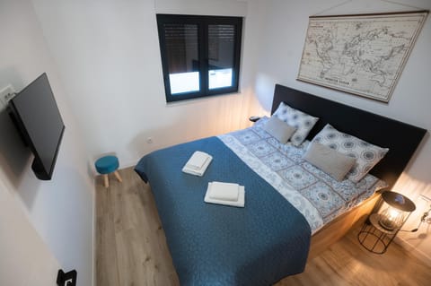 Bed, TV and multimedia, Bedroom, towels