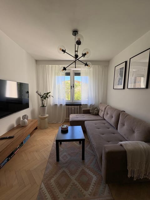 Bed, TV and multimedia, Living room, Photo of the whole room, Seating area