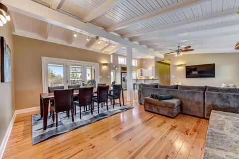 LBJ Lake Home - Private Cove - Lake Toys - Boat Slip House in Granite Shoals