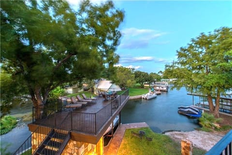 LBJ Lake Home - Private Cove - Lake Toys - Boat Slip House in Granite Shoals