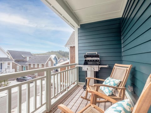 Property building, Patio, Day, BBQ facilities, Balcony/Terrace