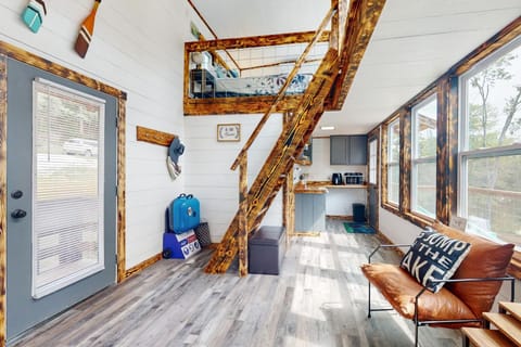 Family Fun! Riverside Home with Fire Pit House in Weiss Lake