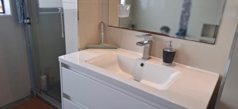 Modern Sunny & Comfy Rooms with Ultra-Fast Fibre & Free Parking in Auckland Vacation rental in Auckland