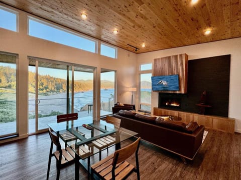 Communal lounge/ TV room, TV and multimedia, Balcony/Terrace, Living room, Decorative detail, Seating area, Dining area, internet