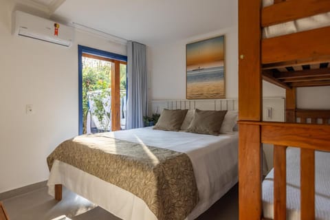 Bed, Photo of the whole room, Bedroom, air conditioner