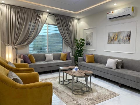 TV and multimedia, Seating area, air conditioner