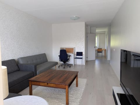 Communal lounge/ TV room, TV and multimedia, Living room, Seating area, Evening entertainment