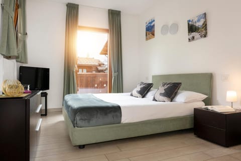 Bed, TV and multimedia, View (from property/room), Balcony/Terrace, Photo of the whole room, Bedroom