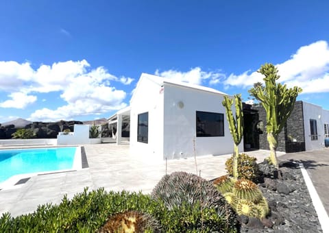 Property building, Garden view, Pool view, Swimming pool, sunbed