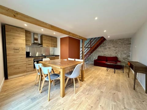 Kitchen or kitchenette, Living room, Seating area, Dining area
