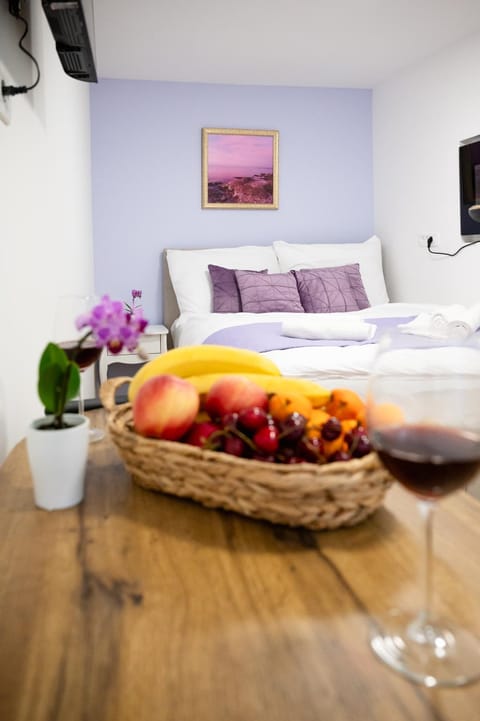Bed, TV and multimedia, Photo of the whole room, Bedroom, fireplace, fireplace