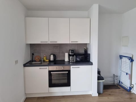 Coffee/tea facilities, Kitchen or kitchenette, oven, stove