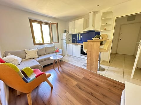 TV and multimedia, Kitchen or kitchenette, Living room, Seating area