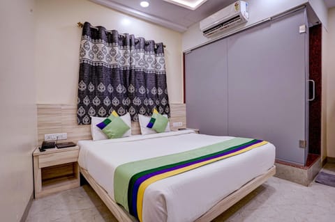 Toilet, Bathroom, towels, air conditioner