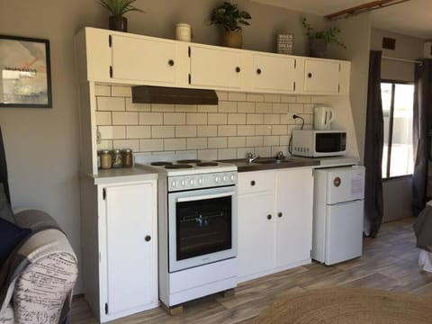 Coffee/tea facilities, Kitchen or kitchenette, stove, toaster