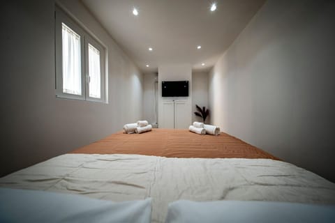 TV and multimedia, Photo of the whole room, Bedroom, towels