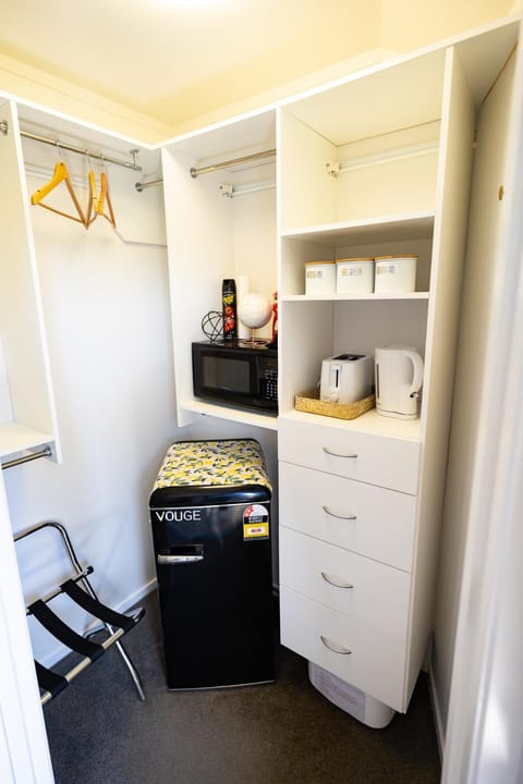 Morepork Gully lovely self-contained 11am checkout Apartment in Hamilton