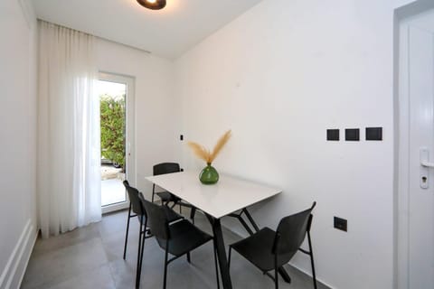 Seating area, Dining area